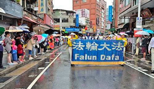 Image for article Taiwan: Penampilan Praktisi Falun Dafa di Parade Lokal Menarik Hati Banyak Orang