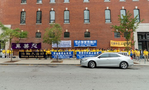 Image for article Chicago: Praktisi Falun Dafa Memprotes Penangkapan Baru-Baru ini Di Depan Kedutaan Besar Tiongkok 