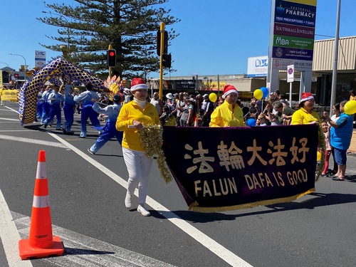 Image for article Selandia Baru: Praktisi Falun Dafa Membawa Keberagaman pada Empat Pawai Natal di Seluruh Auckland
