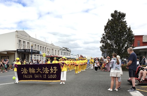 Image for article Selandia Baru: Falun Dafa Dipuji Selama Pawai Natal di Te Aroha