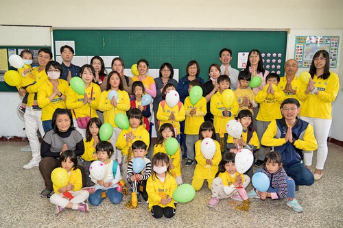 Image for article Taiwan: Praktisi Muda Falun Dafa dan Orang Tua Mereka di Kaohsiung Mengucapkan Selamat Tahun Baru kepada Guru