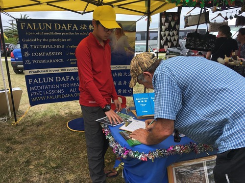 Image for article Selandia Baru: Praktisi Falun Dafa di Pasar Natal Meningkatkan Kesadaran tentang Penganiayaan di Tiongkok