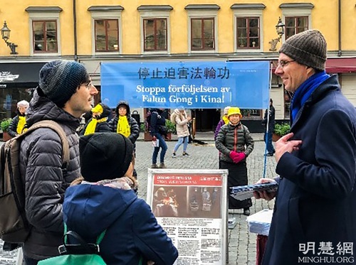 Image for article Stockholm, Swedia: Penduduk dan Turis Belajar Tentang Informasi Falun Dafa Selama Kegiatan di Museum Hadiah Nobel