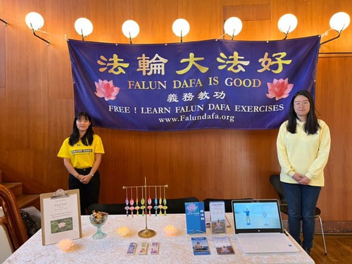 Image for article Swedia: Orang-orang Mempelajari Falun Dafa di Pameran Kesehatan dan Holistik di Eslöv