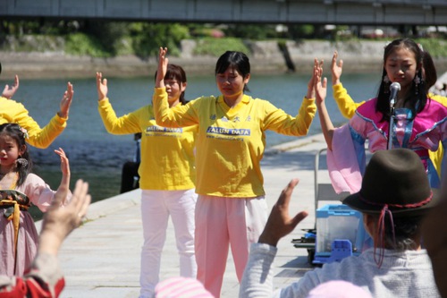 Image for article Jepang: Memperkenalkan Falun Dafa di Acara Musik di Hiroshima