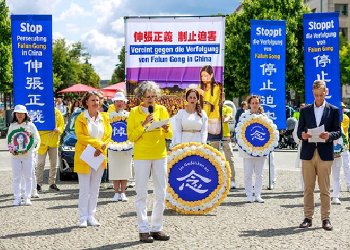 Image for article Berlin, Jerman: Pejabat Terpilih Mendukung Rapat Umum Memprotes Penganiayaan Rezim Komunis Tiongkok terhadap Falun Gong