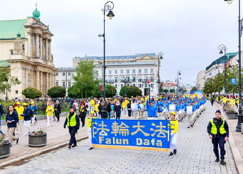 Image for article Polandia: Pawai Falun Dafa Memperkenalkan Sejati, Baik, Sabar Membawa Kabar Baik