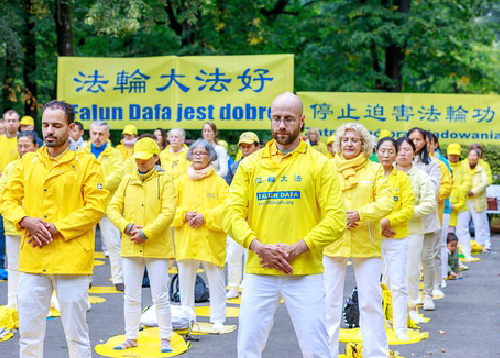 Image for article Warsawa, Polandia: Latihan Kelompok Falun Dafa Menyentuh Orang yang Lewat