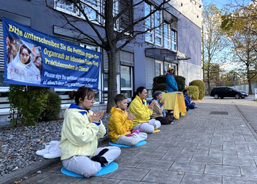 Image for article Munich, Jerman: Praktisi Falun Dafa Berunjuk Rasa Secara Damai di Depan Konsulat Tiongkok