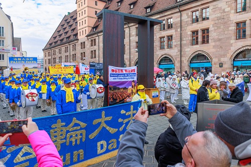 Image for article Nuremberg, Jerman: Rapat Umum Seruan untuk Mengakhiri Pelanggaran Hak Asasi Manusia terhadap Falun Dafa di Tiongkok