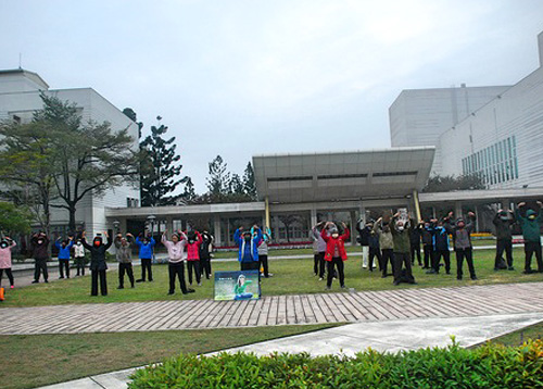 Image for article Chiayi, Taiwan: Praktisi Falun Dafa Berkumpul di Chiayi untuk Menyambut Matahari Terbit Hari Pertama Tahun Baru