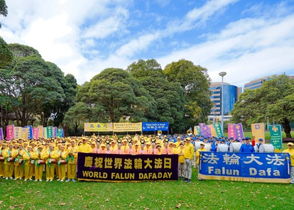 Image for article Australia: Orang-orang di Sydney Mengekspresikan Kekaguman Mereka pada Parade Hari Falun Dafa