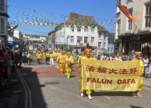 Image for article Penzance, Inggris: Tim Genderang Pinggang Falun Dafa Berpartisipasi dalam Pawai