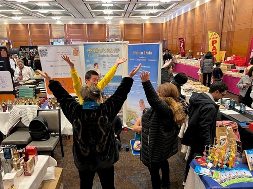 Image for article Kanada: Orang-orang Mempelajari Falun Dafa di Bazaar dan Pameran Nowruz
