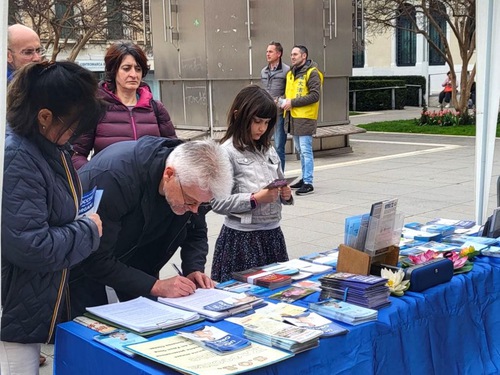 Image for article Italia: Penduduk Mempelajari Tentang Falun Dafa dan Penganiayaan di Tiongkok