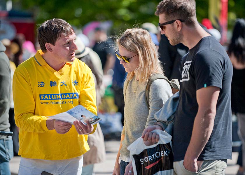 Image for article Paris, Perancis: Para Praktisi Falun Gong Tampil Pada Festival Taman Oleh praktisi Perancis