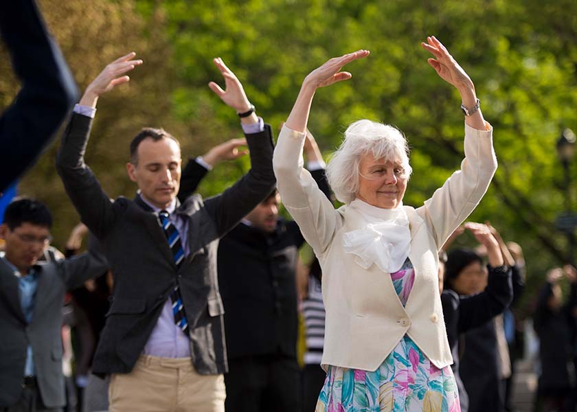 Image for article Bulan Ini 15 Tahun Lalu: Di Paris, Perancis, Guru Li Hongzhi Diundang untuk Memperkenalkan Falun Gong di Sebuah Seminar Qigong Di Kedutaan China