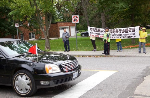 Image for article Kanada: Perdana Menteri Tiongkok Melihat Lebih Banyak Demonstrasi Falun Gong