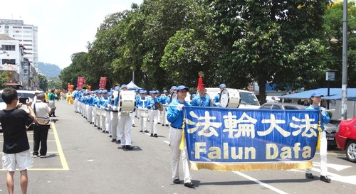 Image for article Malaysia: Pawai Falun Dafa Merayakan Festival Kue Bulan