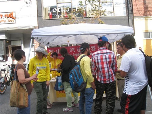 Image for article Toronto, Kanada: Praktisi Falun Gong Meningkatkan Kesadaran Terhadap Penganiayaan di Sebuah Festival Komunitas Besar