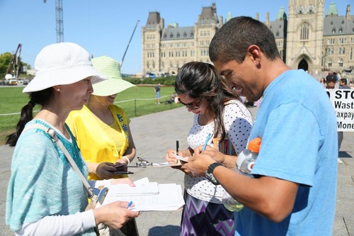 Image for article Perdana Menteri Kanada Mendengar Suara Rakyat tentang Bantuan Mendesak untuk Falun Gong selama Mengunjungi Tiongkok