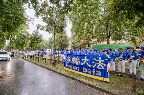 Image for article Hungaria: Tian Guo Marching Band Bermain Musik untuk Staf Kedutaan Tiongkok di Budapest