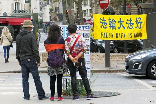 Image for article Turis Tiongkok Mundur dari Partai Komunis Saat Mengunjungi Paris