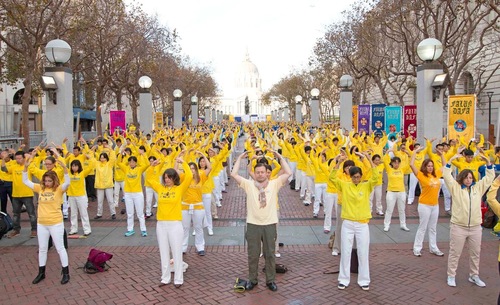 Image for article San Francisco, California: 3.000 Praktisi Falun Gong Mengadakan Latihan Bersama dan Nyala Lilin