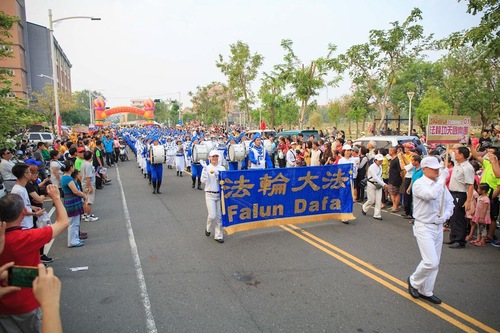 Image for article Kaohsiung, Taiwan: Falun Dafa Disambut di Festival Besar