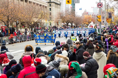 Image for article Kanada: Praktisi Falun Dafa Berpartisipasi Parade Santa Claus di Empat Kota