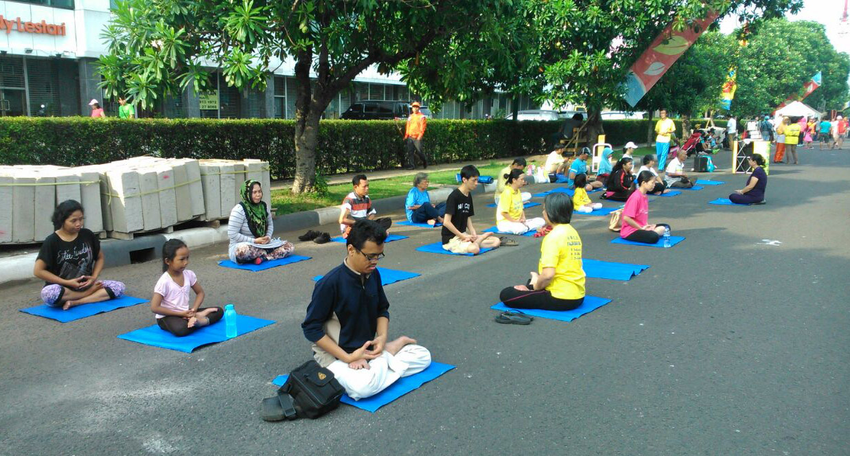 Image for article Praktisi Falun Gong Berpartisipasi Dalam Acara Car Free Day Meruya, Jakarta Barat