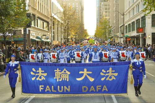 Image for article Seattle, Washington: Falun Dafa Berpartisipasi dalam Macy’s Holiday Parade