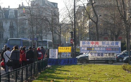 Image for article Turis Tiongkok di Menara Eiffel Mempelajari Fakta Tentang Penindasan di Tiongkok dan Mundur dari Partai Komunis