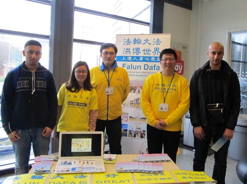 Image for article Inggris: Falun Dafa Mendapat Sambutan Pada Pekan Keberagaman di Birmingham Metropolitan College