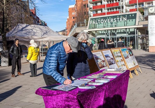 Image for article Swedia: Papan Informasi Falun Gong Menarik Dukungan untuk Menghentikan Penganiayaan di Tiongkok