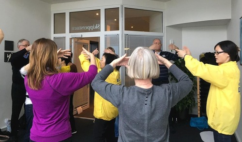 Image for article Denmark: Pengunjung Pameran Jiwa dan Raga Bersemangat Mengenal Falun Gong