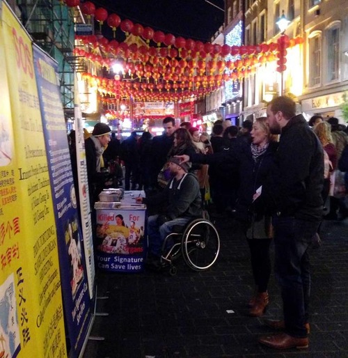 Image for article Inggris: Orang-Orang Menentang Penganiayaan Terhadap Falun Gong