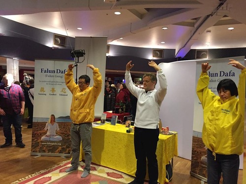Image for article Swedia: Memperkenalkan Falun Gong di Pameran Kesehatan di Skövde