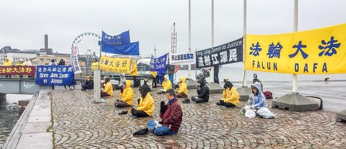 Image for article Finlandia: Aksi Damai Mendesak Presiden Tiongkok Agar Mengakhiri Penganiayaan Falun Gong