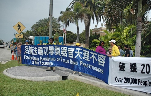 Image for article Menyerukan Diakhirinya Penganiayaan Terhadap Falun Gong Saat Pertemuan Trump dan Xi