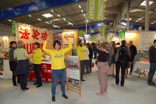 Image for article Memperkenalkan Falun Gong pada Pameran Pertanian Organik di Besançon, Perancis