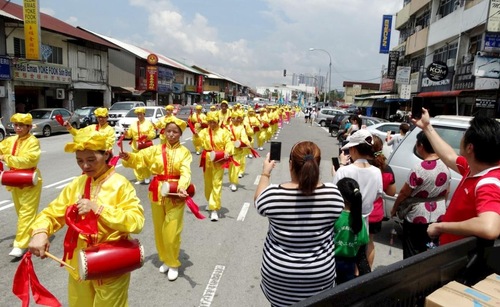 Image for article Praktisi Falun Gong Malaysia Merayakan Hari Falun Dafa Sedunia