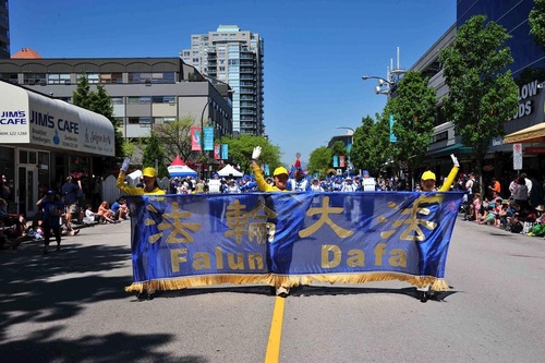 Image for article Kanada: Kontingen Falun Dafa Mendapat Sambutan Hangat di Pawai Internasional Hyack, New Westminster