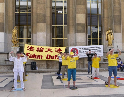 Image for article Suara di Bawah Menara Eiffel Meminta Penganiayaan Falun Gong Dihentikan