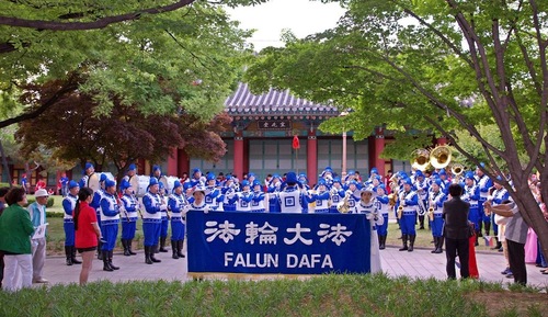 Image for article Lebih dari Satu Juta Warga Korea Menikmati Penampilan Marching Band Falun Gong pada “Colorful Daegu Festival” 2017
