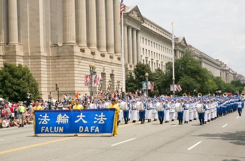 Image for article Barisan Falun Gong Menarik Perhatian di Pawai Hari Kemerdekaan di Ibukota Amerika Serikat