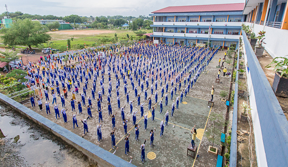 Image for article Kepala Sekolah SMP Negeri 43 Batam Mengajak Murid-muridnya Ikut Berlatih Falun Gong di Tempat Latihan di Alun-alun Pemko Batam Centre