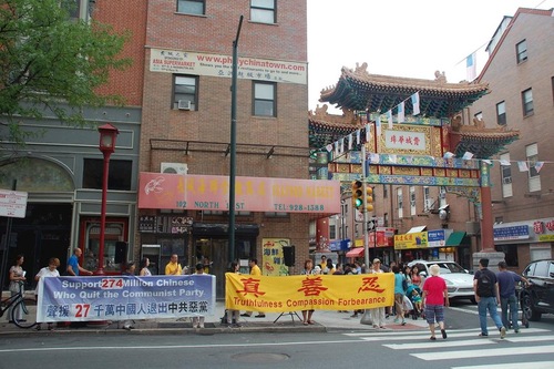 Image for article Daerah Pecinan, Philadelphia: Praktisi Falun Gong Menyerukan Bantuan untuk Menghentikan Penganiayaan