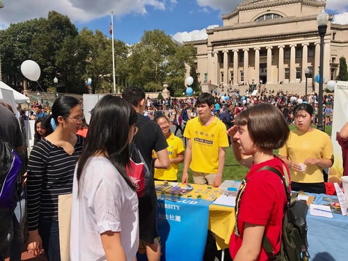 Image for article Siswa Universitas Columbia Mempelajari Falun Dafa di Pekan Raya Klub