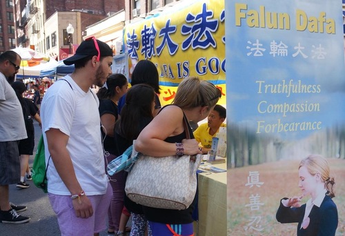 Image for article Boston: Stan Falun Gong di Perayaan Festival Pertengahan Musim Gugur